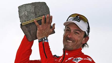 TRIUMF S MOTOREM? Fabian Cancellara se obvinním vysmál. Za vítzstvím v Roubaix je jen tvrdá dina, brání se.