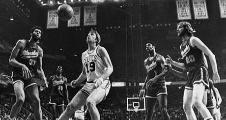 POZNTE HO? Don Nelson nosil v Bostonu Celtics slo 19. Fotografie z roku 1974 ho zachycuje v utkn s Milwaukee Bucks. Zleva Kareem Abdul-Jabbar, Bob Dandridge, Nelson, Oscar Robertson a Mickey Davis.