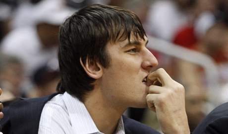 U SI NEZAHRAJE. Andrew Bogut z Milwaukee Bucks u me jenom fandit svým spoluhrám