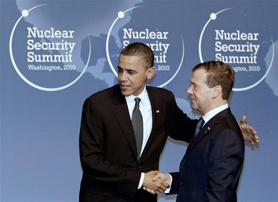 Americký prezident Barack Obama (vlevo) a jeho ruský protjek Dmitrij Medvedv na summitu ve Washingtonu.