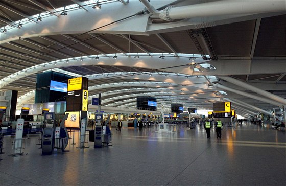 Kvli mraku popela z islandské sopky bylo uzavelo londýnské letit Heathrow (16. dubna 2010)