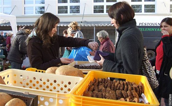 Ondej Kí tikrát týdn propaguje znojemské zemdlce na farmáských trzích v Praze. Ilustraní foto