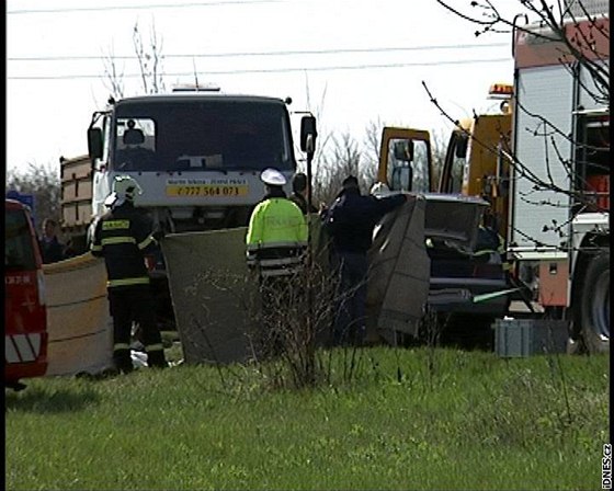 Nejtragitjí nehodou byla v dubnu elní sráka peugeotu a kamionu, kterou nepeili tyi mladíci.