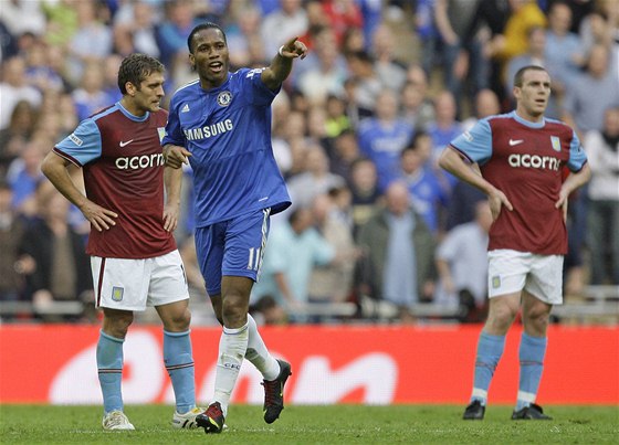 Didier Drogba, kanonýr Chelsea (v modrém), se raduje ze svého gólu