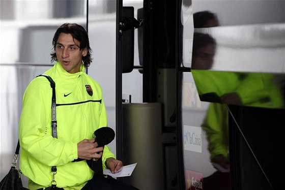 DLOUHÁ CESTA. Barcelonský útoník Zlatan Ibrahimovic nastupuje do autobusu, kterým jeho tým pocestuje na zápas Ligy mistr do Milána.