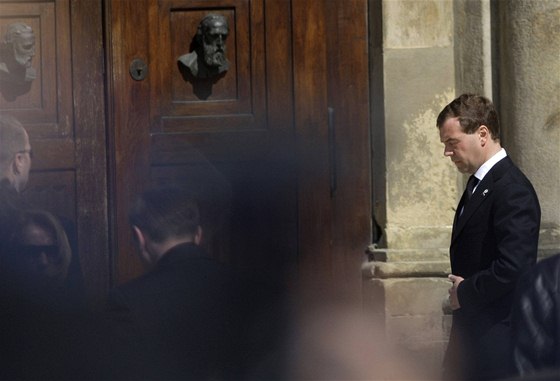 Ruský prezident Dmitrij Medvedv pichází do Mariánského kostela v Krakov na záduní mi za polský prezidentský pár (18. dubna 2010)