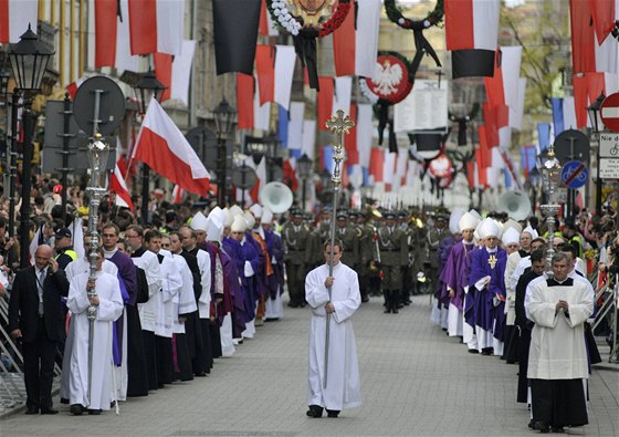 Smutení prvod s rakvemi polského prezidentského páru smuje z Mariánské katedrály v Krakov na hrad Wawel (18. dubna 2010)