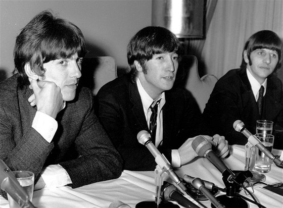 John Lennon (uprosted) doprovázený leny The Beatles Georgem Harrisonem (vlevo) a Ringo Starrem se omlouvá za svj výrok, e kapela je populárnjí ne Jeí (Chicago, 1966)