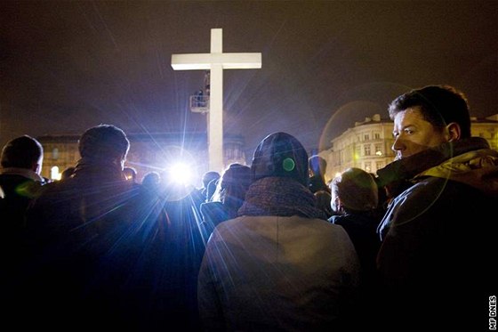 Lidé ve Varav pili uctít památku obtí letecké katastrofy. (11. dubna 2010)