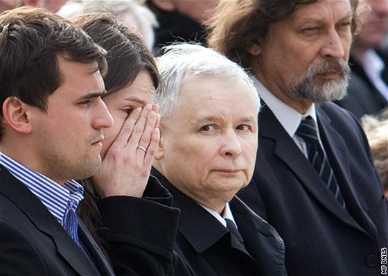 Pozstalí po polském prezidentovi Lechu Kaczynském na varavském letiti. Na snímku uprosted je dcera Marta a bratr Jaroslaw. (11. dubna 2010)