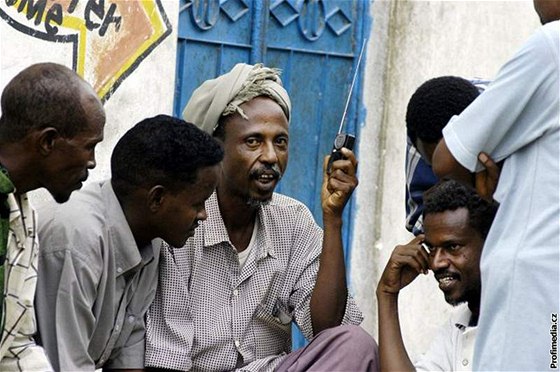 Skupina somálských mu v Mogadiu poslouchá vysílání rádia. Ilustraní foto