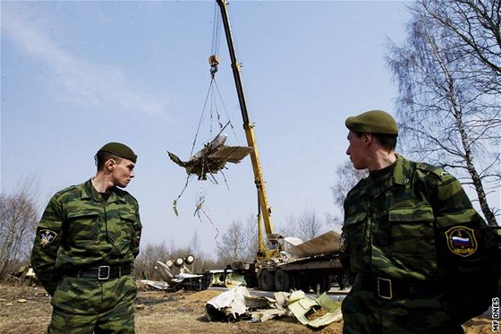 Odklízení trosek havarovaného letadla na letiti v ruském Smolensku. (14. dubna 2010)