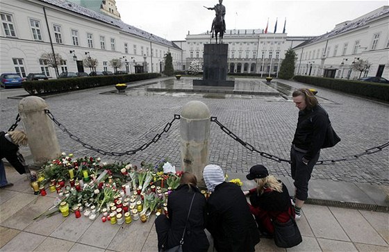 Poláci smutní ped prezidentským palácem ve Varav po nehod Lecha Kaczynského v Rusku (10. dubna 2010)