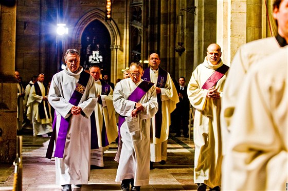 Arcibiskup Dominik Duka bude slouit bohoslubu v chrámu svatého Víta. Ilustraní foto