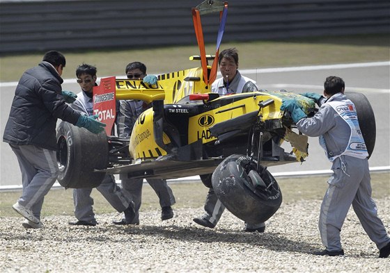 Renault Rusa Petrova po havárii v tetím tréninku GP íny.