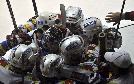 BÍLÁ VLNA RADOSTI. Pardubití hokejisté se objímají po gólu ve finále extraligy.