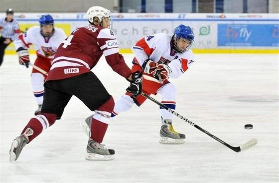 Jeden  českých hokejistů do 18 let Tomáš Filippi střílí v utkání proti Lotyšsku.