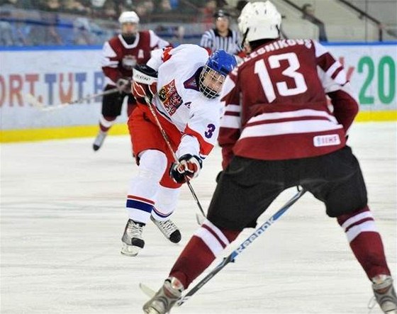 Bohumil Jank pálí v utkání eských hokejist do 18 let proti Lotysku.