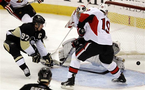 Kapitán Pittsburghu Sidney Crosby pekonává obranu Ottawy. 