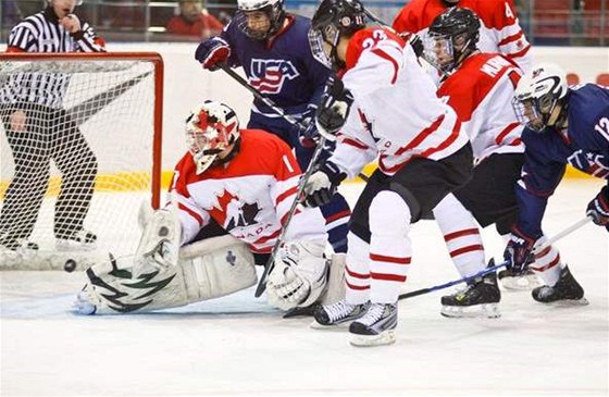 Mladí Kanaďané inkasovali na MS do 18 let debakl od hokejistů USA. 
