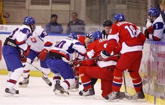 Slováci prohráli na MS osmnáctek s českými hokejisty 3:4. Rozhodly přesilovky, vracel se David Bondra k prestižnímu duelu.
