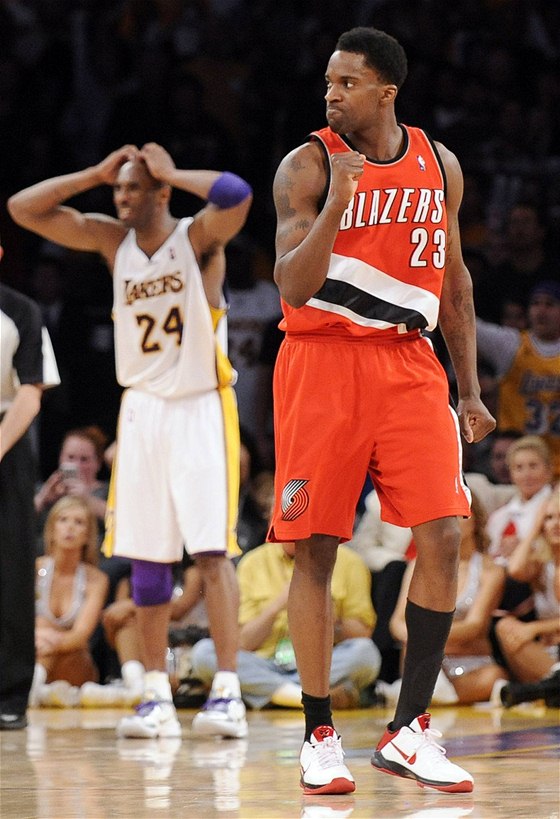 Zatímco se Martell Webster z Portlandu raduje z úspné akce, megahvzda La Lakers Kobe Bryant (v pozadí) se jen nechápav chytá za hlavu.