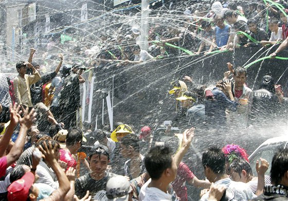 Vodní festival v ulicích barmského Rangúnu (14. dubna 2010)