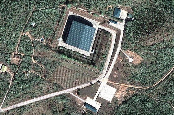 Do této budovy peváí barmská junta citlivý materiál, který me pouívat pro svj nukleární program. Leí nedaleko msta Mandalay a je dobe rozpoznat i na mapách Googlu.   