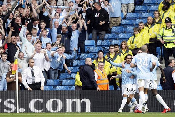 Radost hrá Manchesteru City z trefy Carlose Teveze (vlevo)