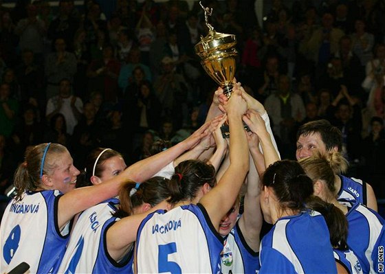 Basketbalistky Kary Trutnov s pohárem pro bronzové v enské basketbalové lize