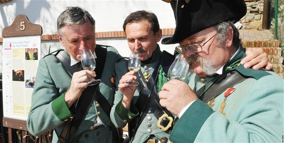 Festival otevených sklep na Znojemsku. Vojáci v dobových uniformách v Dobicích.