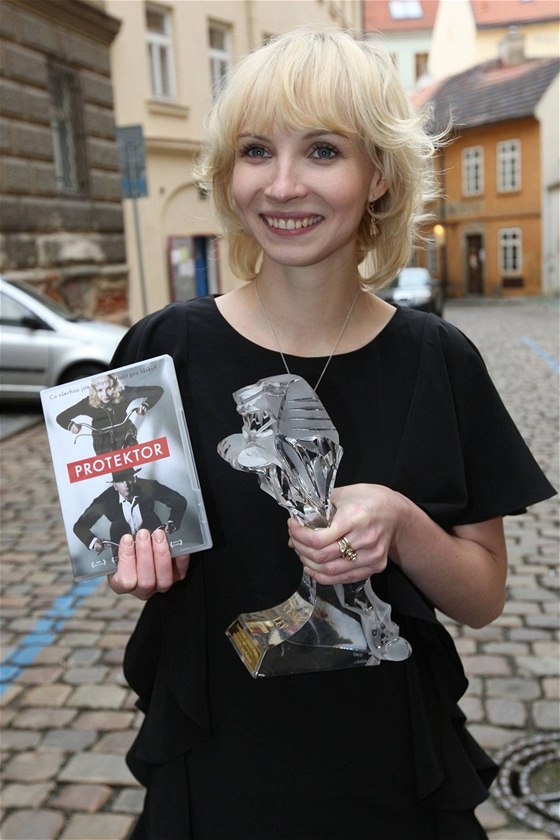Jana Plodková s Českým lvem a DVD s filmem Protektor, které právě vychází.