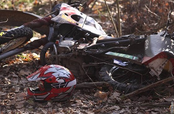 Motocyklista narazil do stromu. Stroj skonil pevrácený v listí.