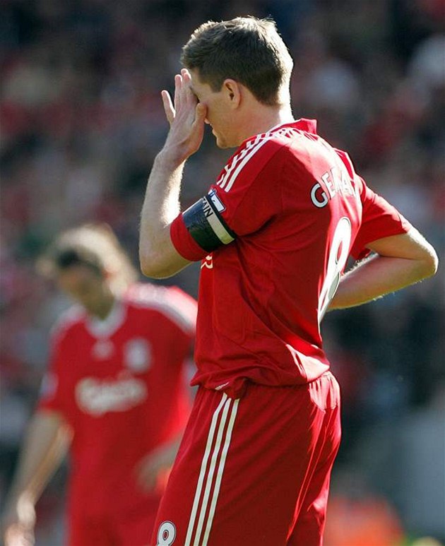 NECHCI SE NA TO KOUKAT. Kapitán Steven Gerrard trable Liverpoolu �patn� nese. Podle sázkových kancelá�í by po sezon� mohl p�estoupit.
