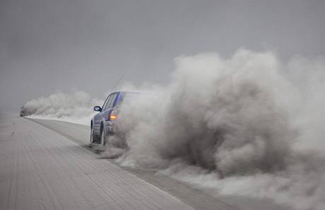 Auto projd prachem usazenm pod sopkou Eyjafjallajokull na Islandu. (16. dubna 2010)