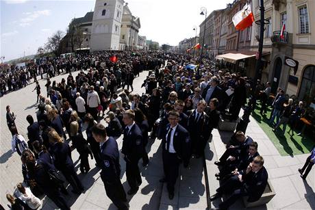 Lid z celho Polska se pijdj do Varavy poklonit pamtce prezidentskho pru (15. dubna 2010)
