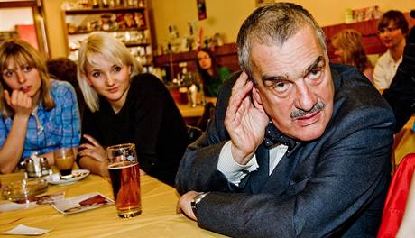 Ldr strany TOP 09, kne Karel Schwarzenberg, si piel popovdat s lidmi u piva v jedn z nymburskch hospod. 