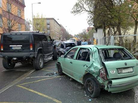 Hummer, jeho idi v prask ulici Nad Olinami poniil deset zaparkovanch aut