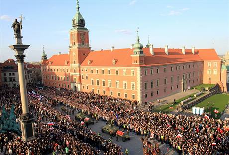 Smuten prvod smuje s rakvemi prvnho pru Polska z prezidentskho palce do katedrly sv. Jana Ktitele (17. ledna 2010) 