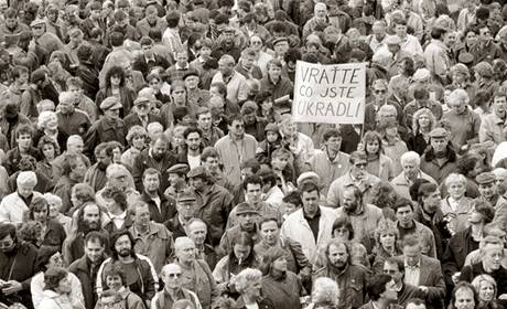 Manifestace  na Staromstskm nmst za navrcen majetku KS. (5. dubna 1990)