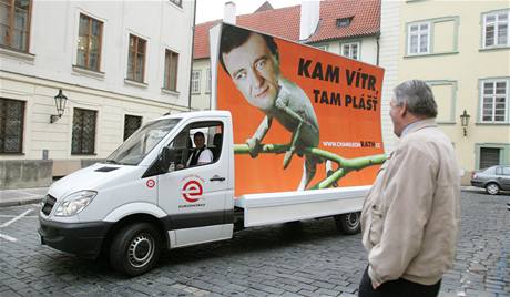 David Rath (SSD) jako chameleon na pedvolebnm billboardu v centru Prahy. (15. dubna 2010)