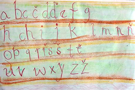 Děti na základních školách se učí nový styl psaní abecedy.