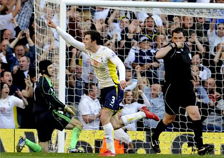 Gareth Bale z Tottenhamu se raduje z glu, kter vstelil Chelsea. Vlevo na kolenou brank Petr ech.