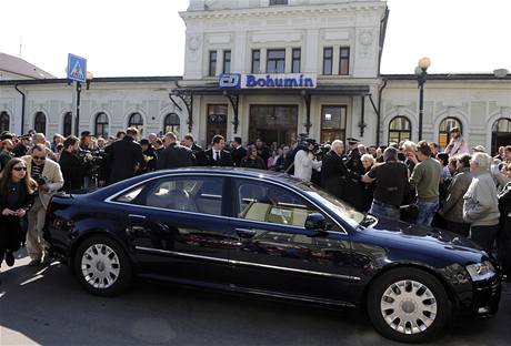 esk prezident Vclav Klaus si na bohumnskm ndra pesed do limuzny, kter ho odveze na poheb polskho prezidenta do Krakova (18. dubna 2010)