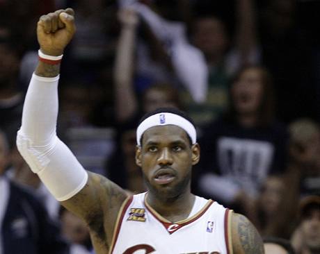 LeBron James z Clevelandu Cavaliers se raduje z spnho vstupu do play-off. Jeho tm porazil Chicago Bulls 