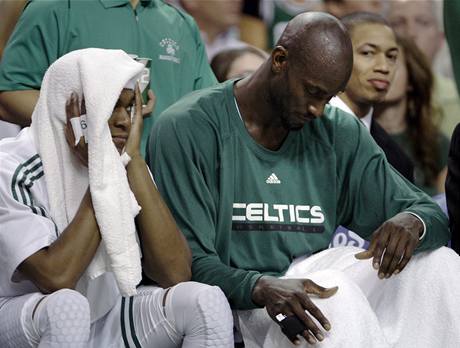 Kevin Garnett (vpravo) z Bostonu Celtics pot, co byl vylouen v vodnm duelu srie s Miami Heat