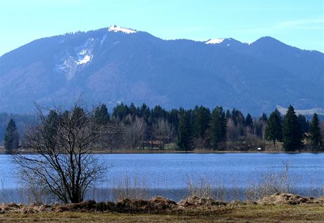 Jezero Staffelsee nedaleko Uffingu, v pozad heben nad Oberammergau (jin Bavorsko)