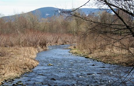 Morvka, panorama prvnch vrchol Beskyd se zbytky snhu