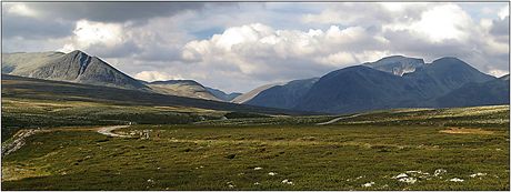 Norsko, Národní park Rondane, pohled od parkovistě Spranhaugen směrem k Rondslotett