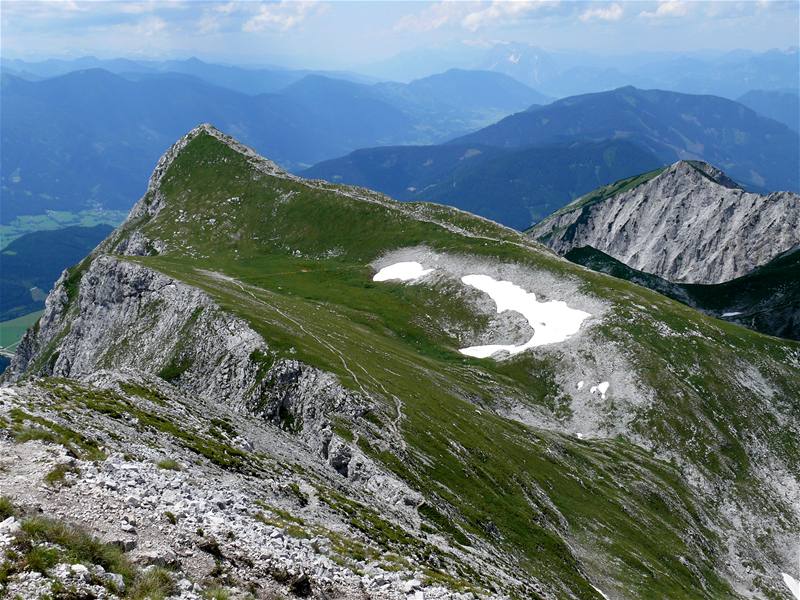 Rakousko, pohled ze Sparafeldu na Kalbling (vlevo) a Riffel (Gesäuse)